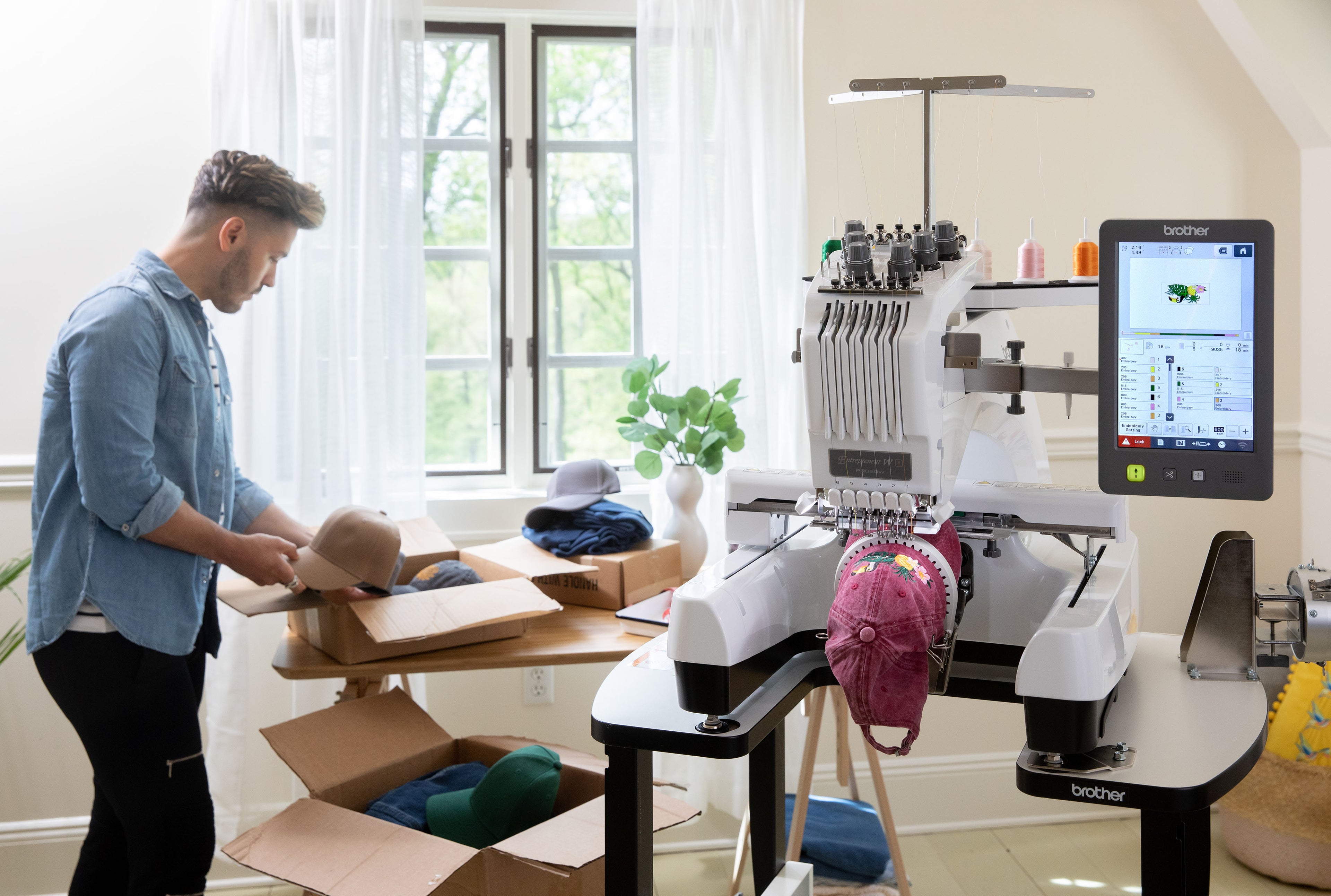 Brother PR-680W Macchina da ricamo professionale a 6 aghi