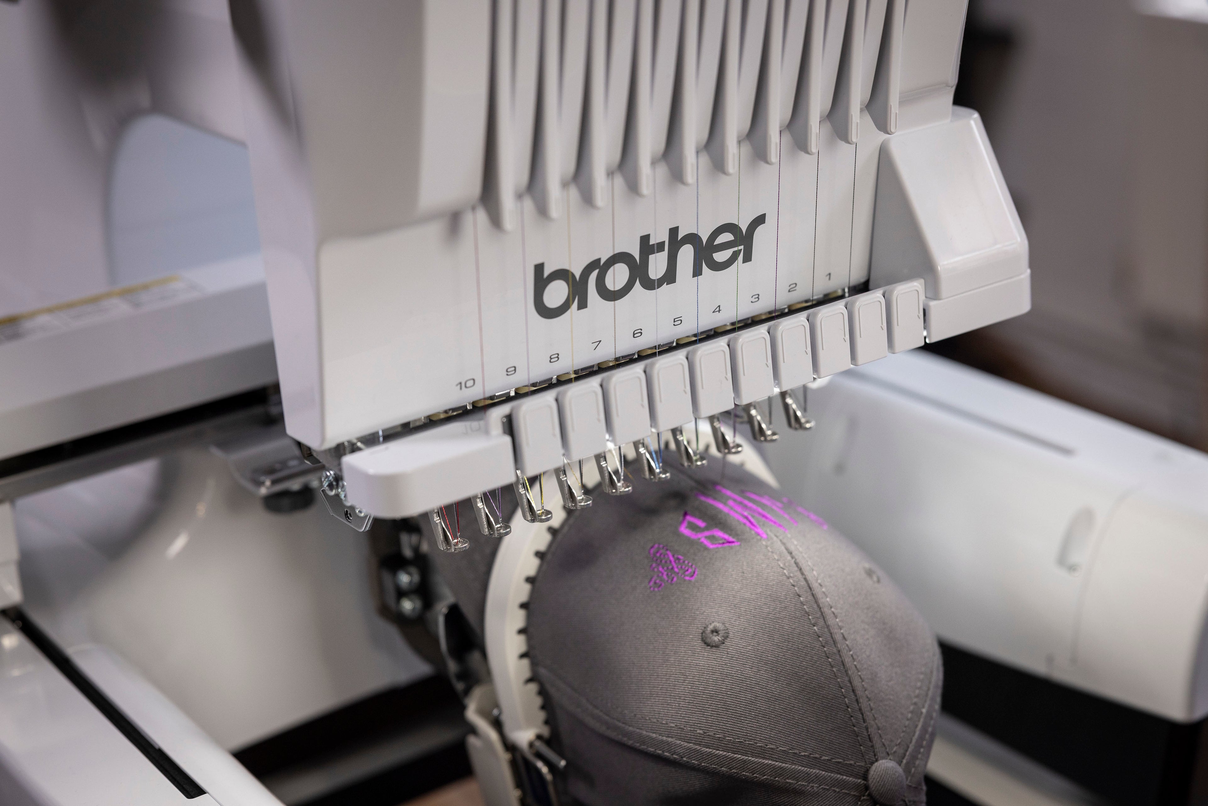 Machine à broder semi-professionnelle Brother PR1060W à dix aiguilles