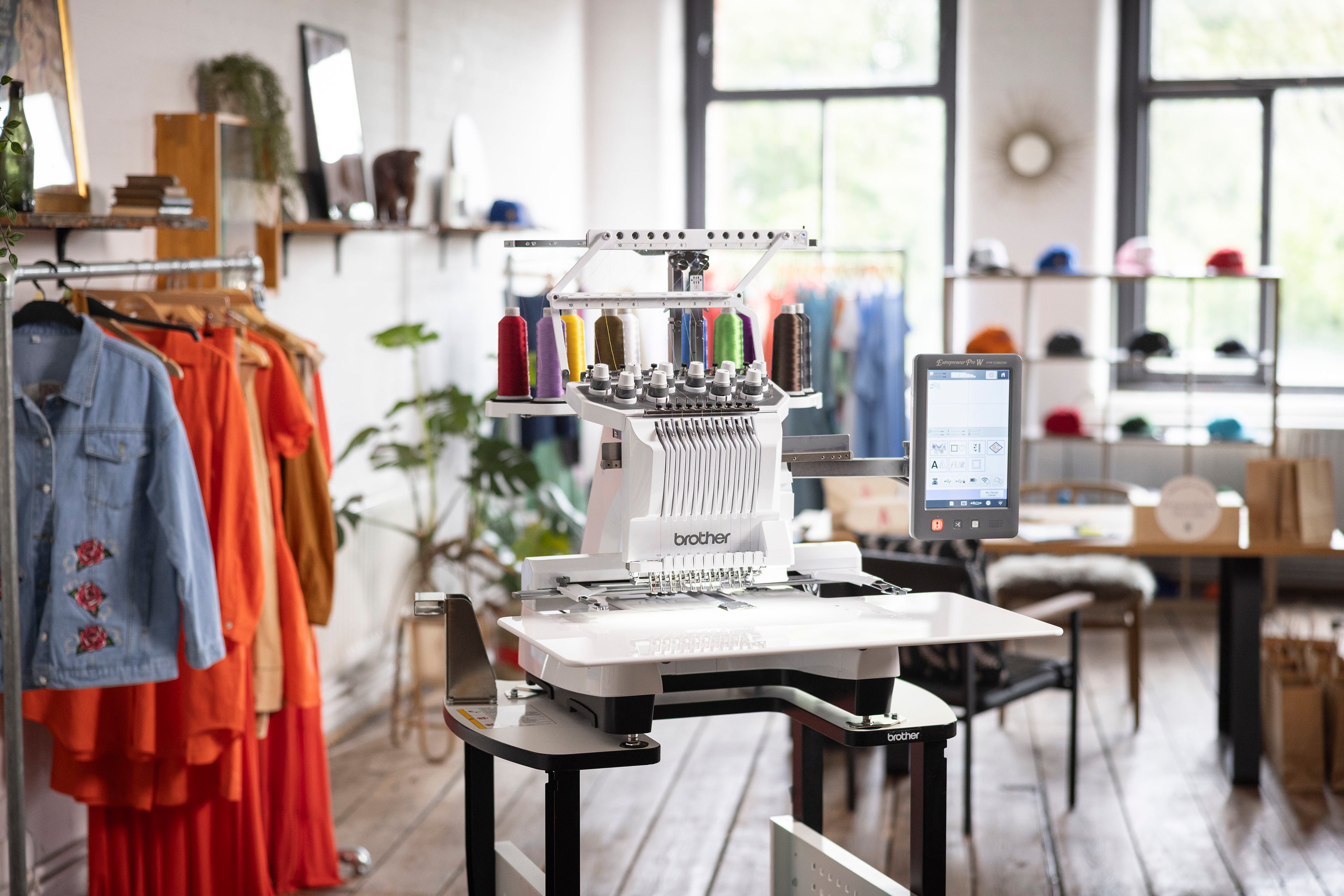 Brother PR1060W macchina per ricamare semi-professionale a dieci aghi