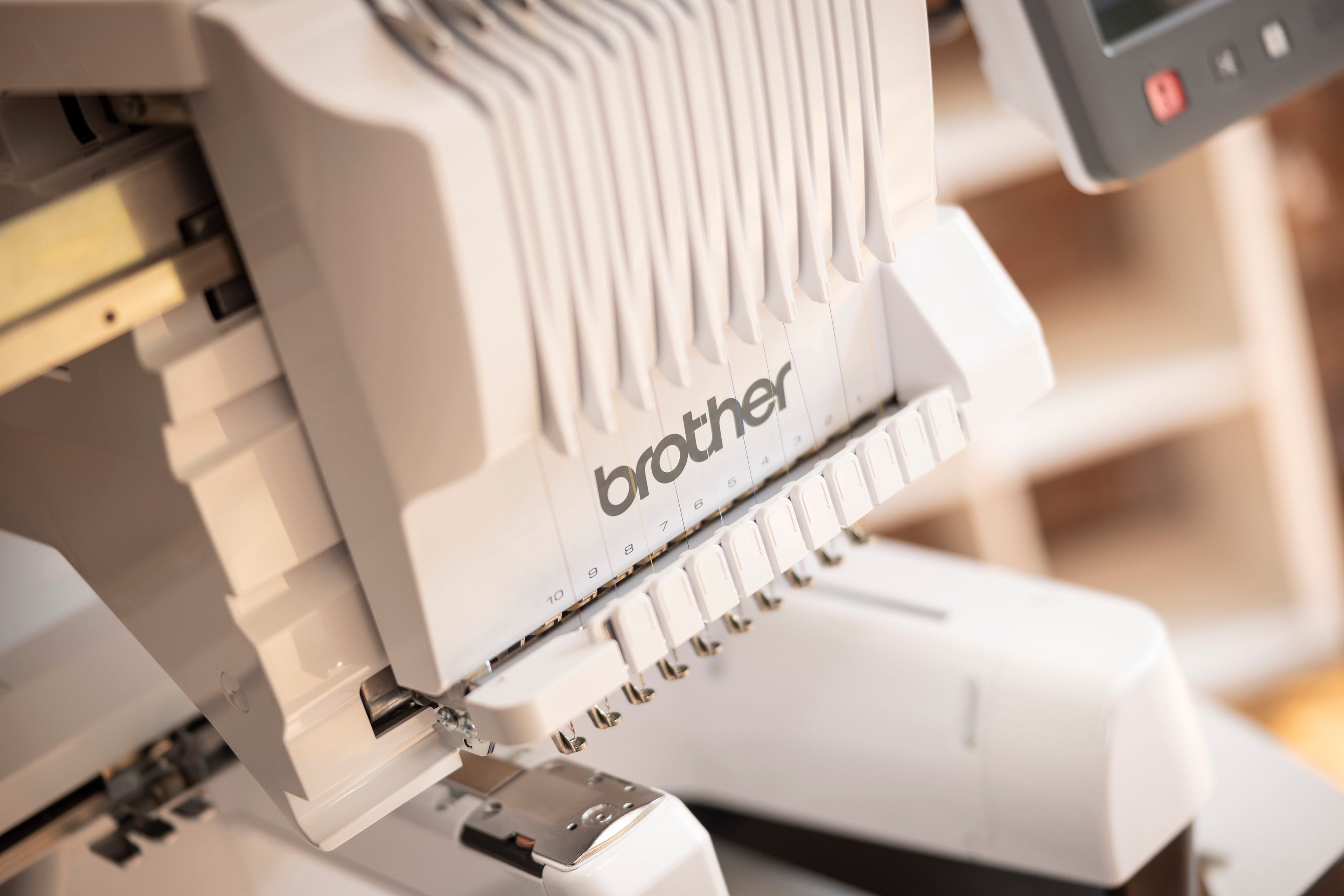 Machine à broder semi-professionnelle Brother PR1060W à dix aiguilles