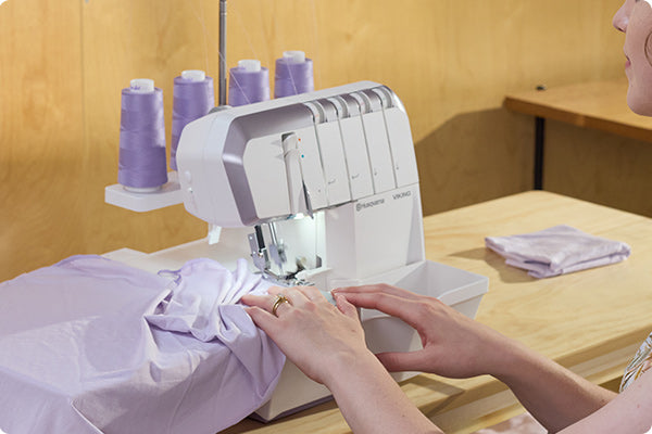 Tagliacuci Husqvarna Viking Amber S300 con Piano di prolunga