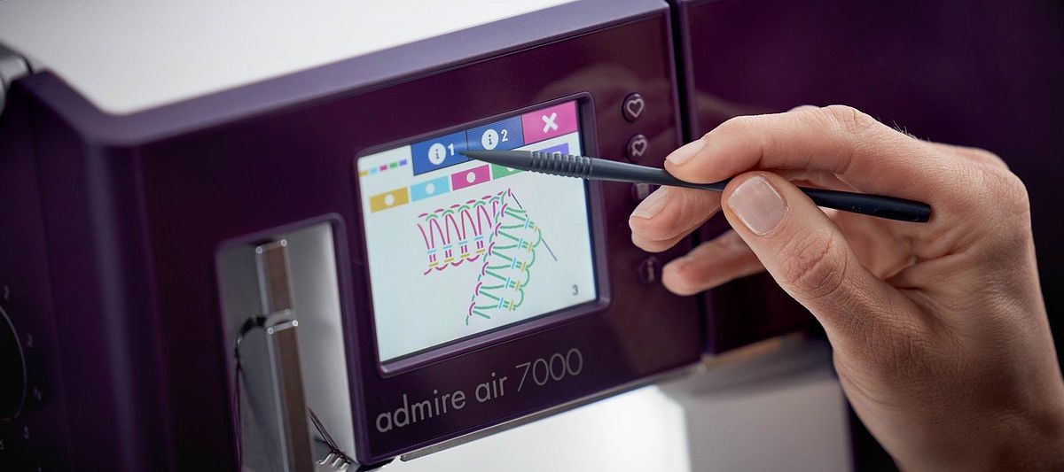 Pfaff Admire AIR 7000 Tagliacuci con punto copertura (5 fili) e infilatura ad aria